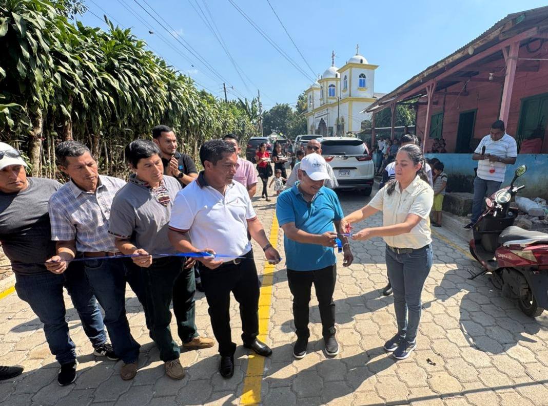 Entregan proyecto de adoquinamiento en aldea Barrios I de San António Suchitepéquez