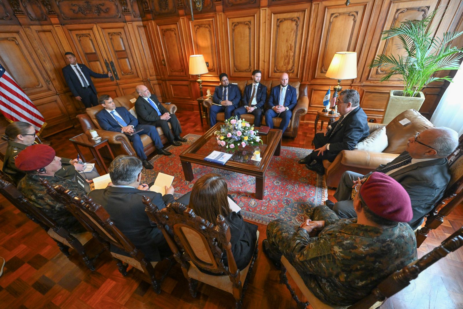 Presidente Arévalo conversa sobre seguridad con autoridades estadounidenses