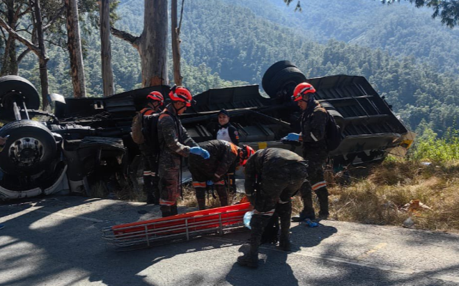 DGT, Ejército y Salud apoyan atención por accidente de bus en Baja Verapaz