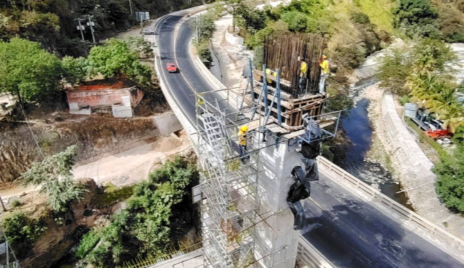 Puente El Corozal, en El Progreso, avanza en su fase estructural con la construcción de pilones