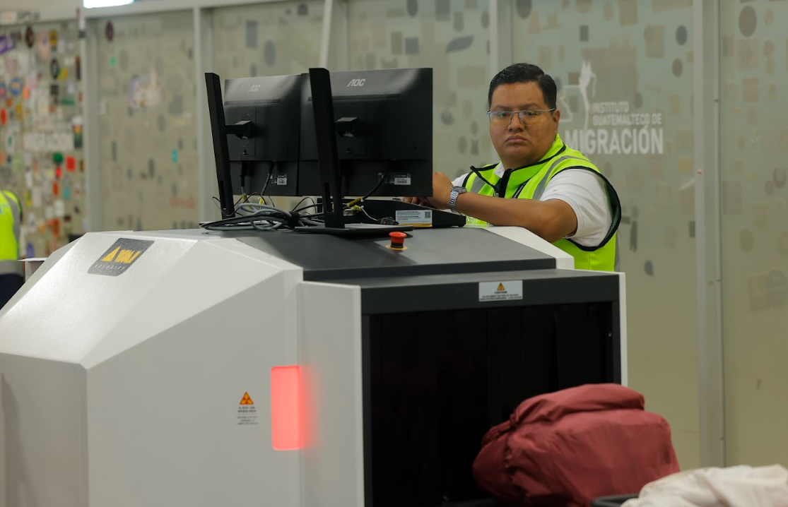 Así funcionan los nuevos escáneres de seguridad con inteligencia artificial instalados en el aeropuerto La Aurora