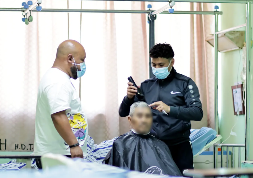 Obsequian cortes de cabello a pacientes del Hospital de Totonicapán