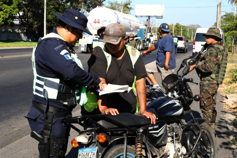 “Sib’alaj chajim ri Escuintla ri’: katajin k’ut ri Puqtzukunem Centinela ri'” / Escuintla bajo vigilancia reforzada: Operación Centinela continúa acciones