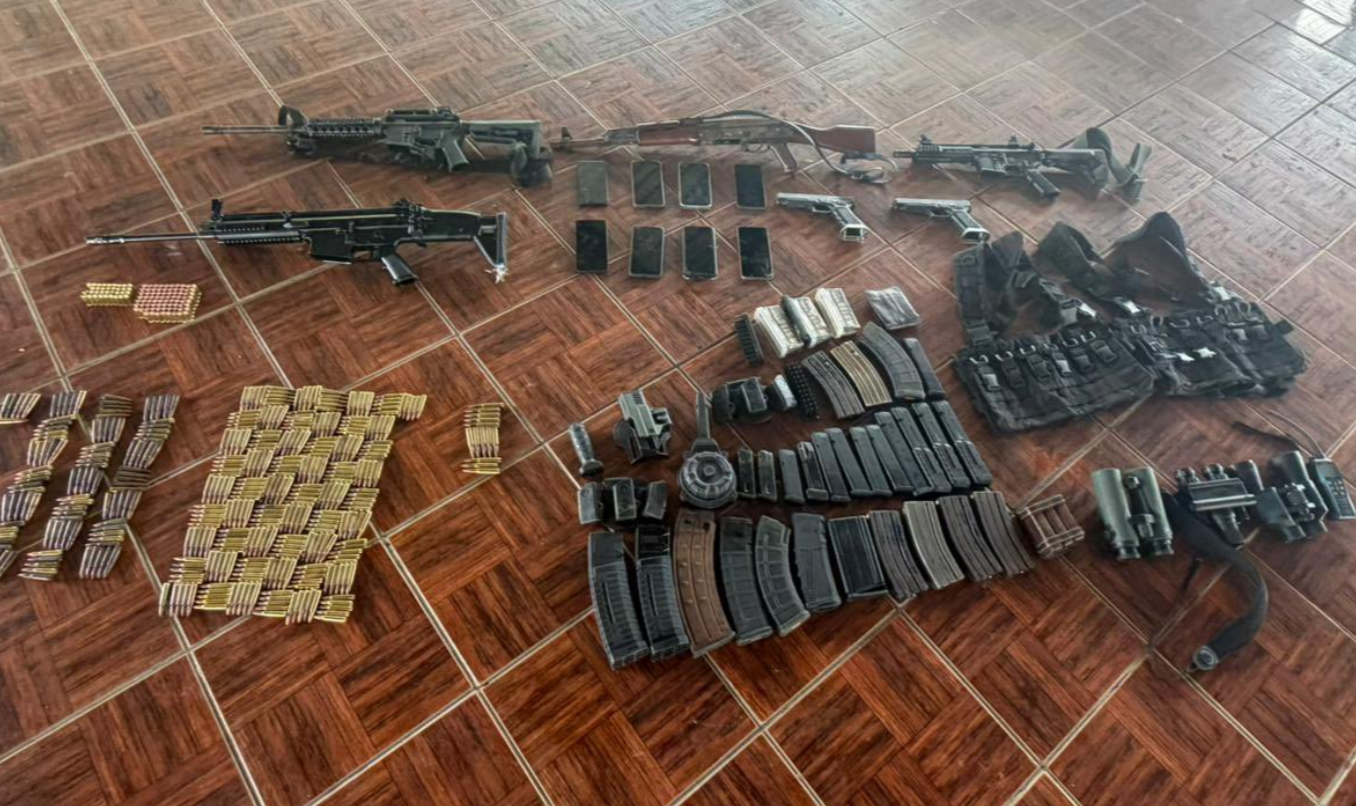Ejército intercepta a hombre con armamento y equipo militar en Puerto Barrios