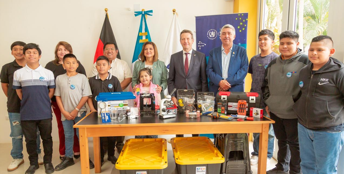 Vicepresidenta Karin Herrera participa en entrega de kits para clubes de ciencias en Esquipulas