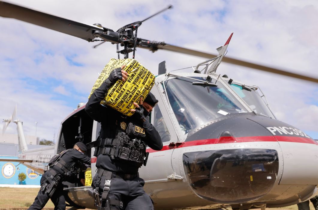 Vuelos de la Unagob trasladan más de mil 500 paquetes de cocaína desde puerto Quetzal a la capital