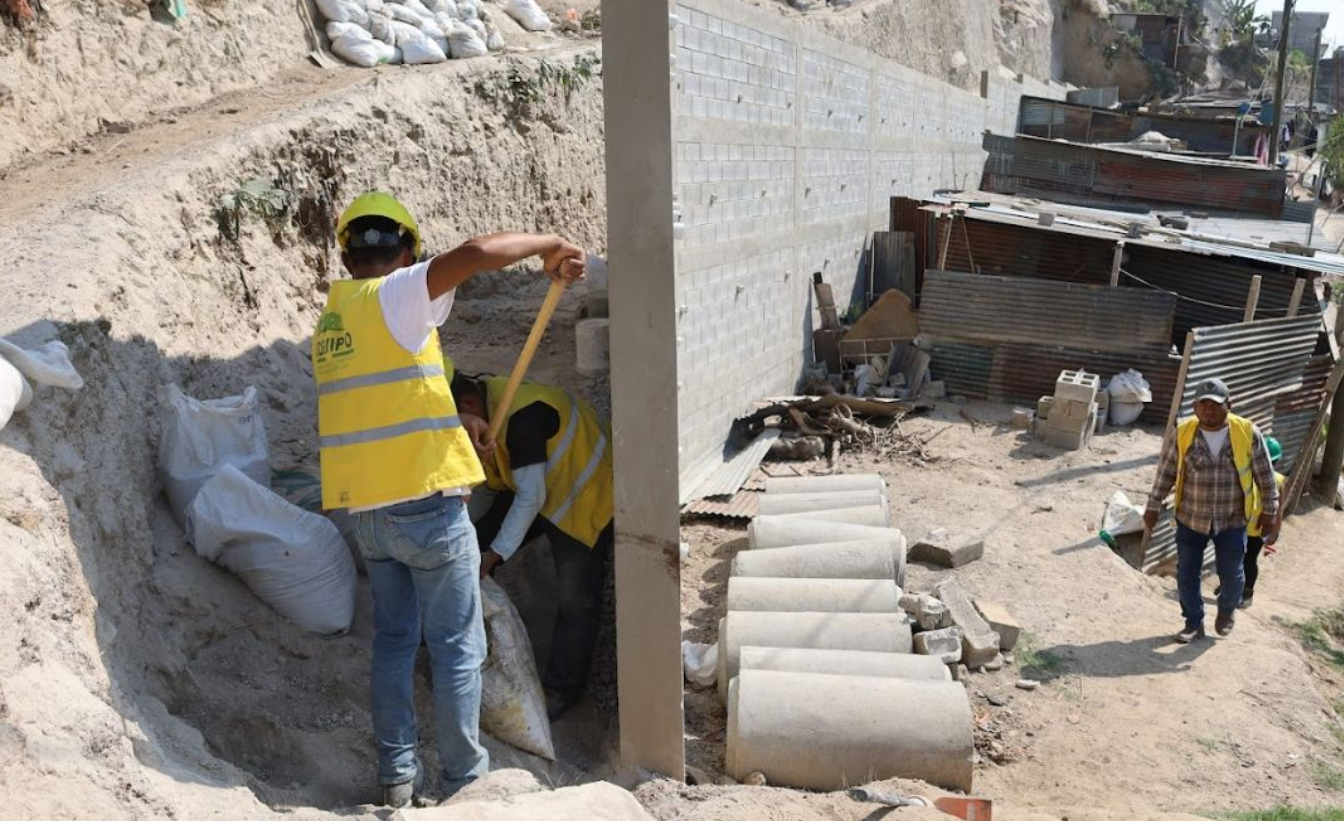 Construyen muros de contención en asentamientos para reducir riesgos