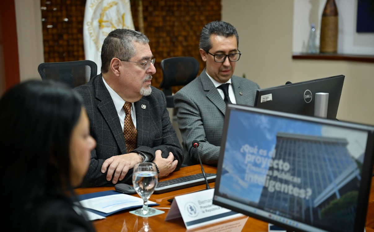 Presidente da seguimiento a la gestión institucional del Ministerio de Finanzas Públicas