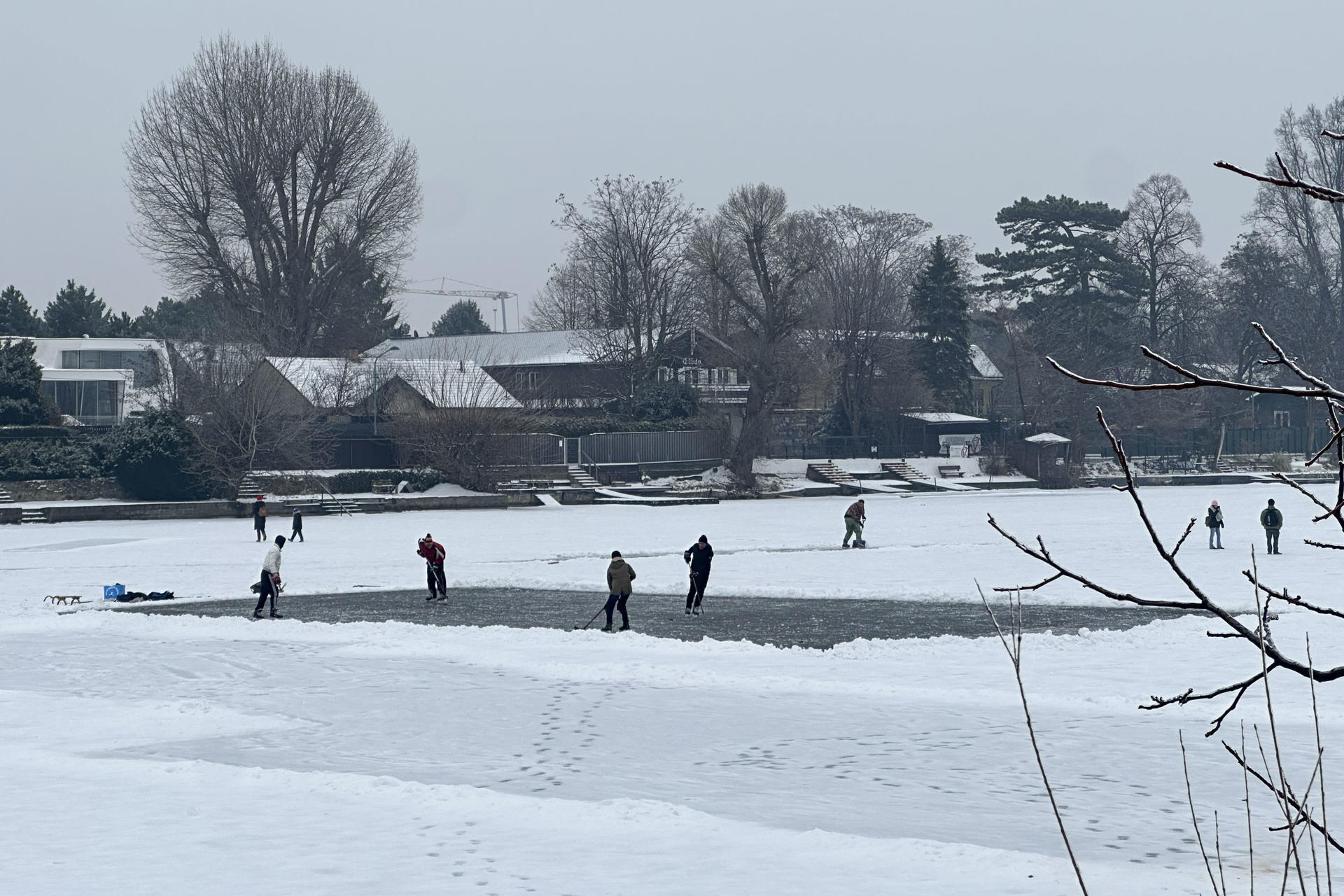 El frío y el hielo paralizan aeropuertos, vías de tren y carreteras en Europa Central