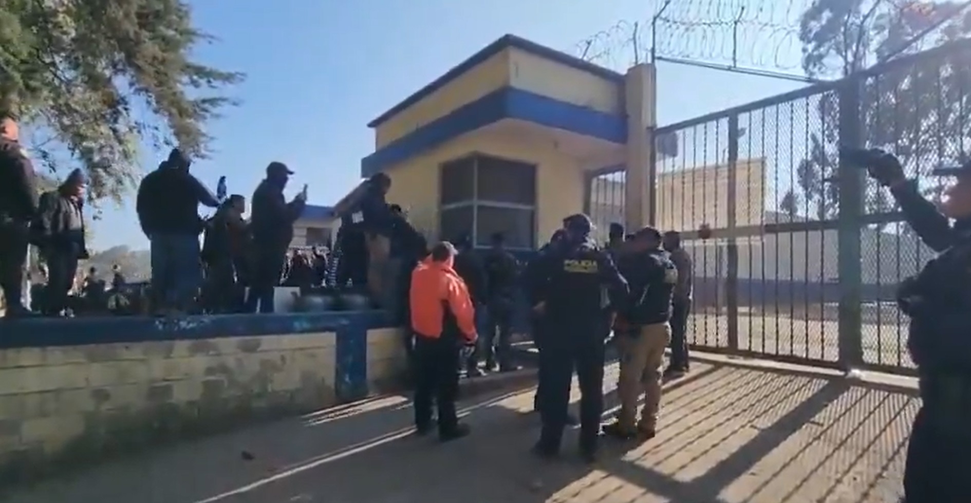 Las autoridades recuperan el control de las tres cárceles tomadas por terroristas