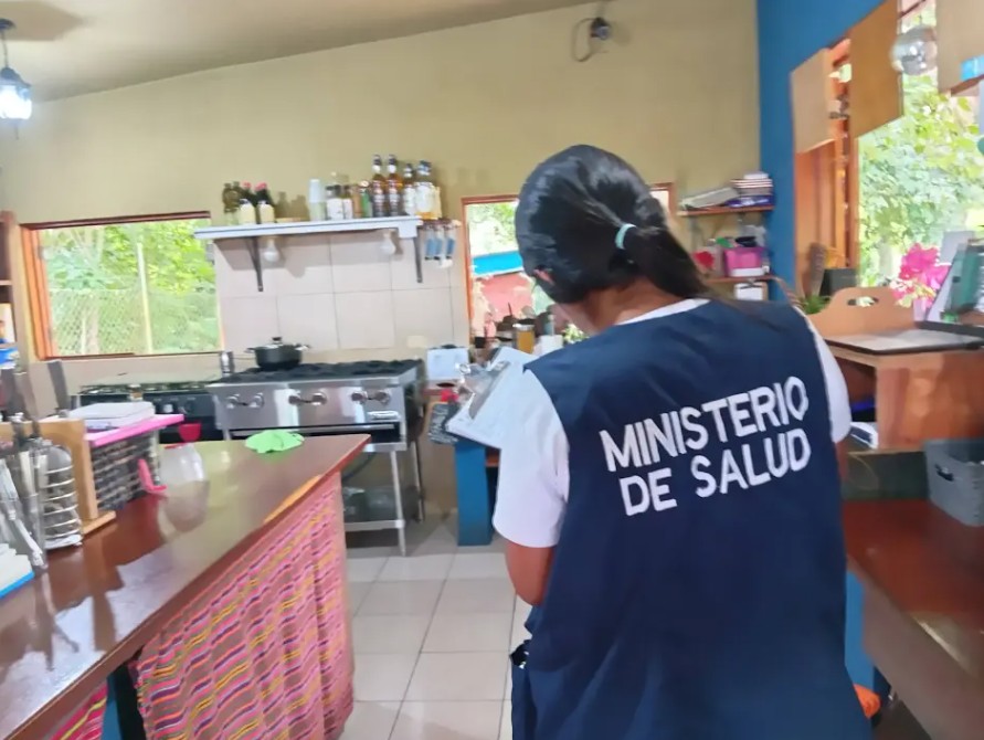 Salubristas de Flores refuerzan inspecciones en comercios para proteger la salud de la población