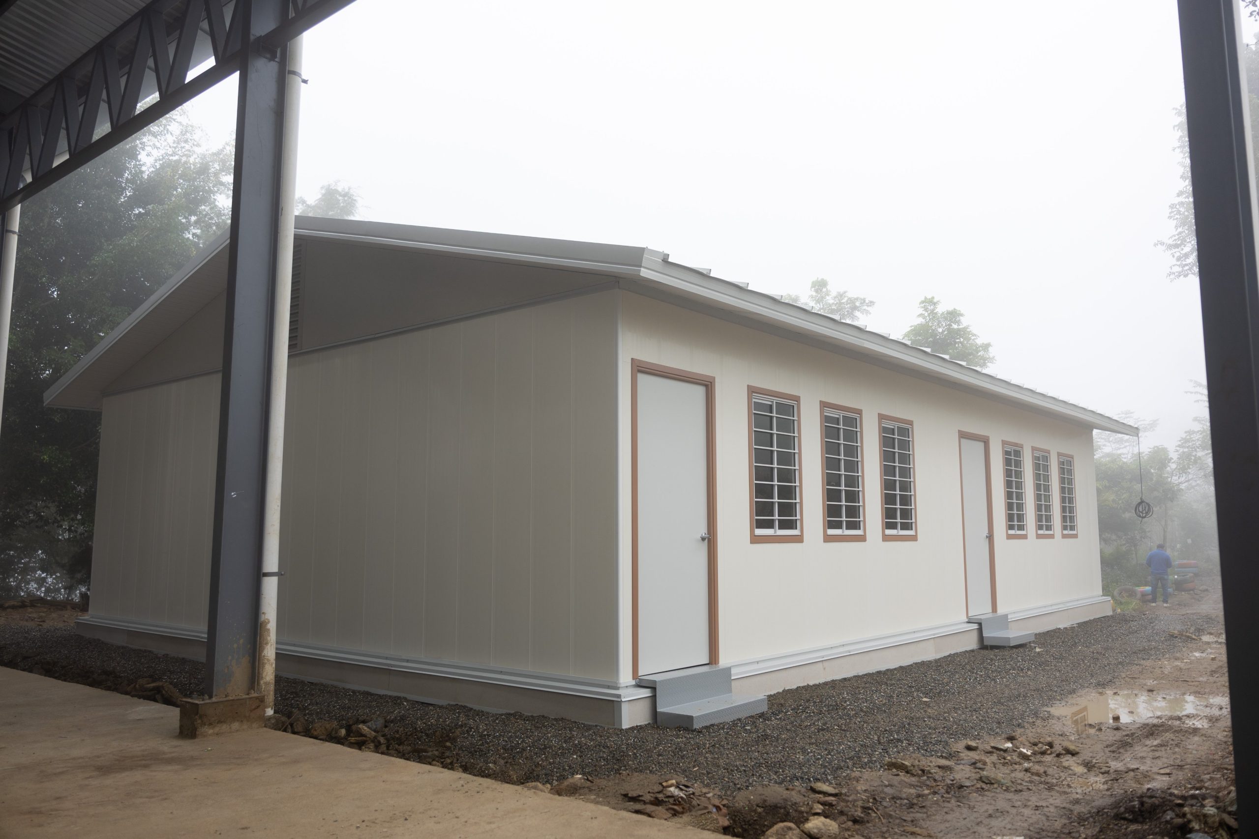 UCEE entrega módulos educativos prefabricados en El Progreso