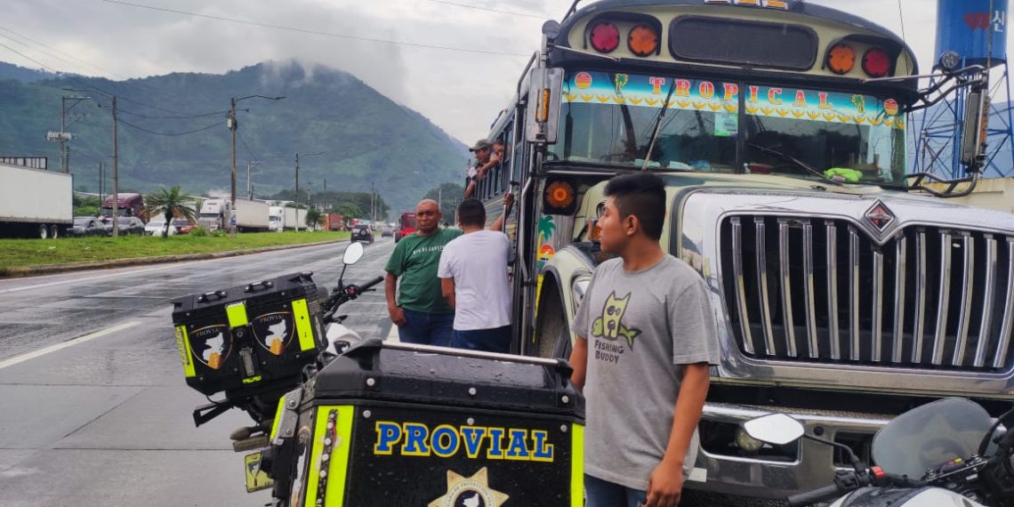 DGT da seguimiento al incidente de bus extraurbano en Chichicastenango, Quiché