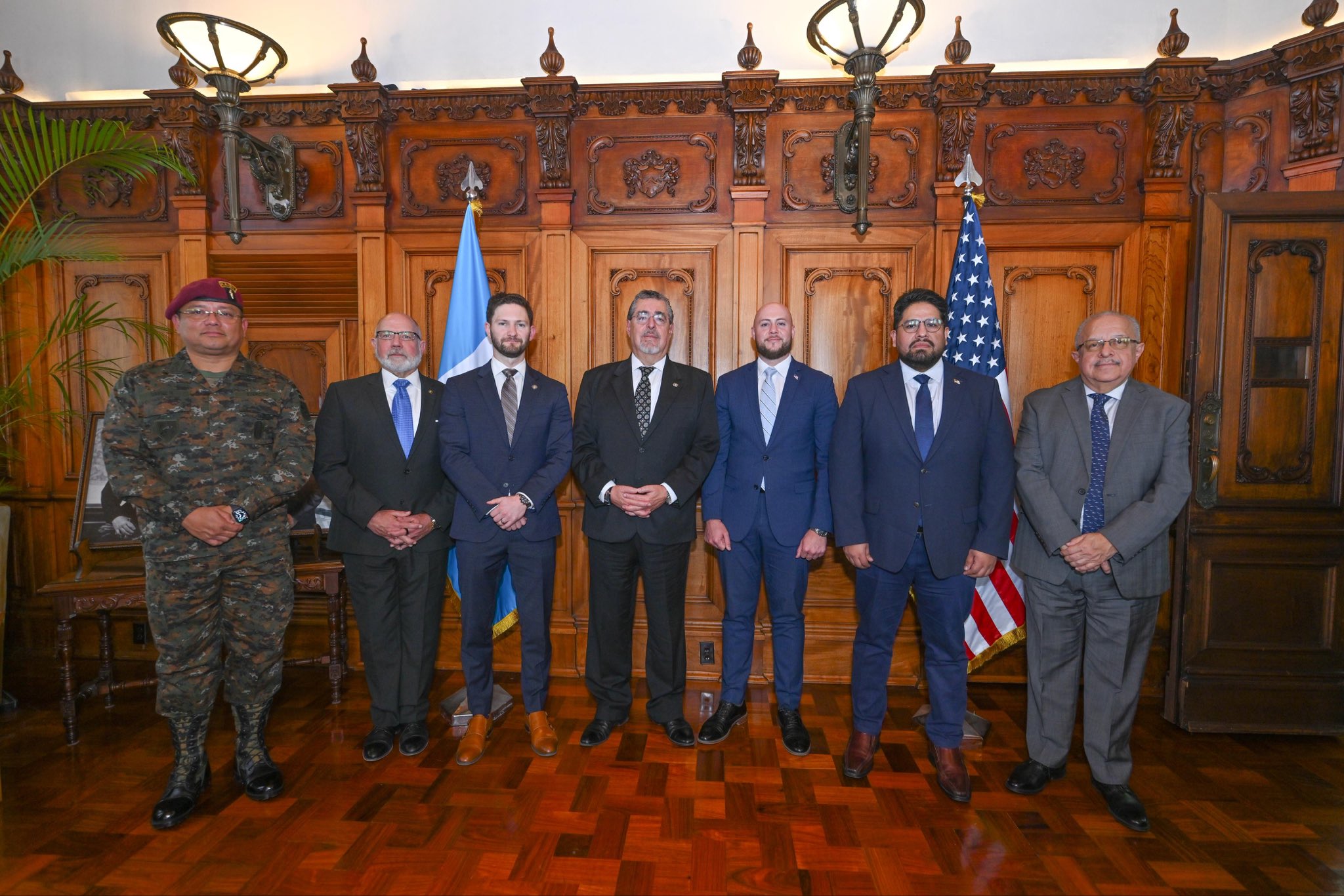 Presidente Arévalo se reúne con delegados de Guerra y Seguridad Nacional de Estados Unidos