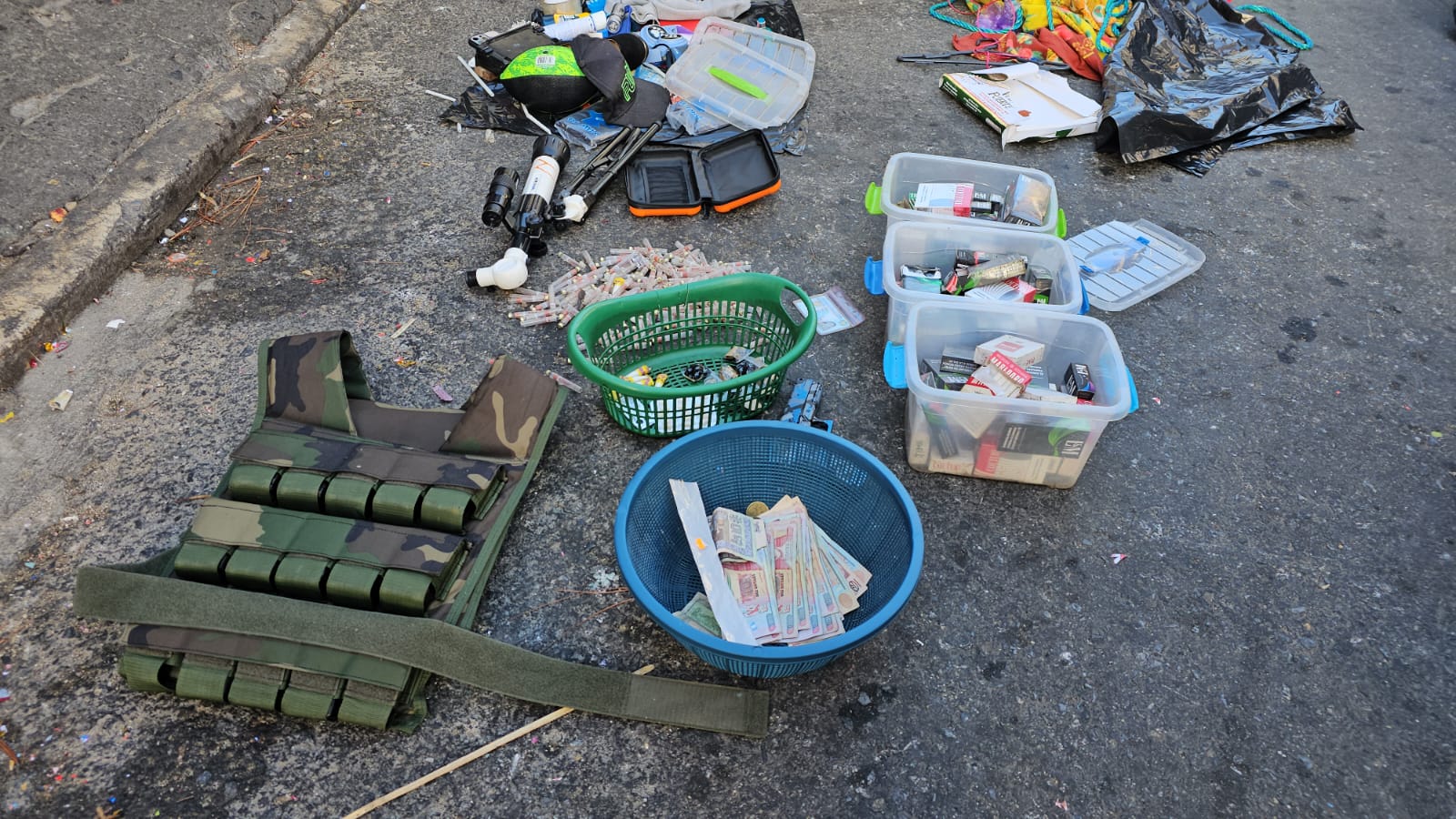 Operativos en barrio El Gallito permite localizar posible ilícito en un carro abandonado