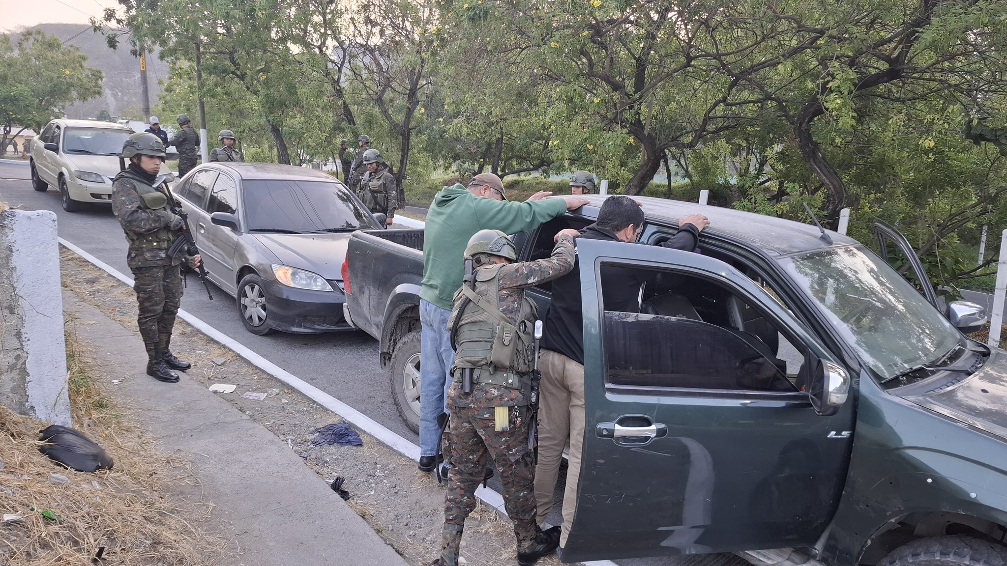 Ejército de Guatemala y PNC realizan operativos de control y puestos de registro en Villa Nueva