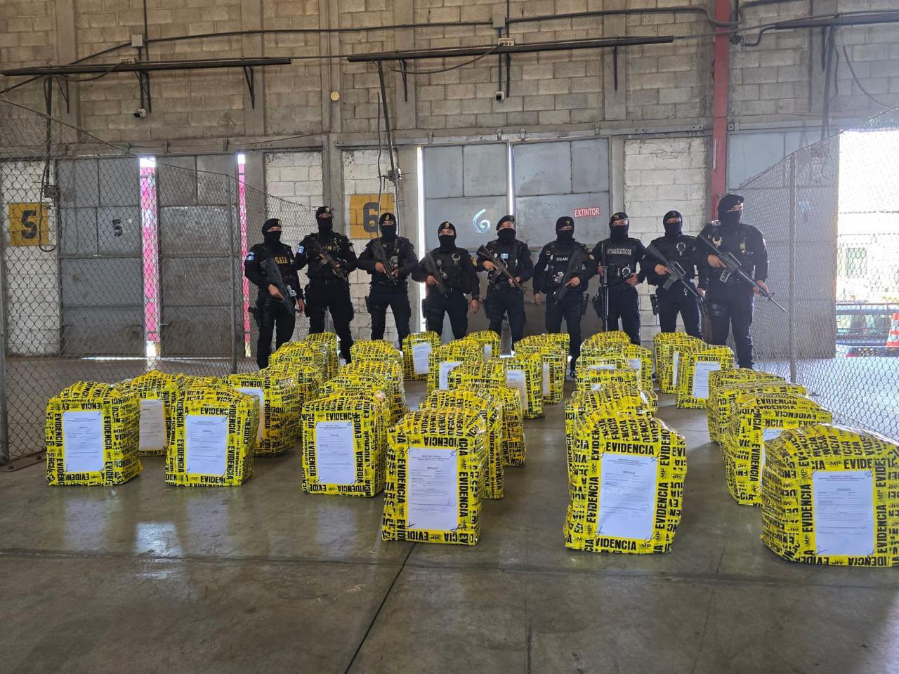 PNC incauta más de mil paquetes de presunta droga en contenedores en Puerto Quetzal