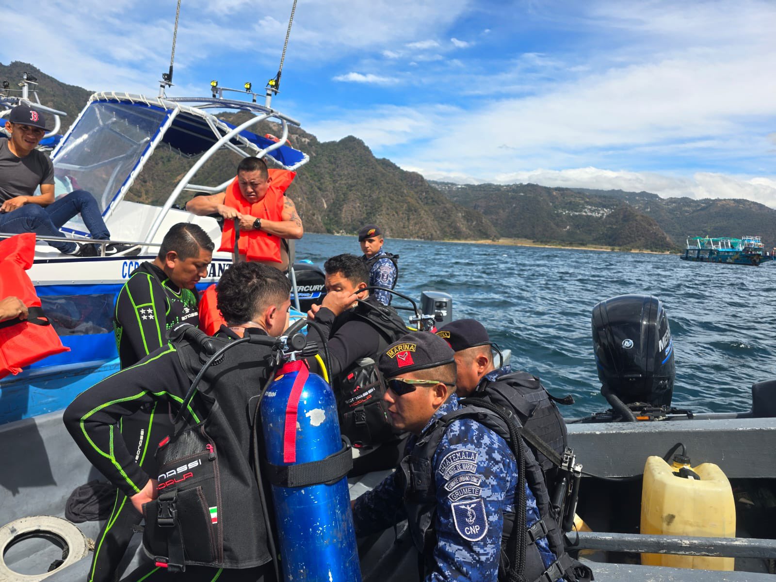 Ejército de Guatemala atiende emergencia acuática en el lago de Atitlán