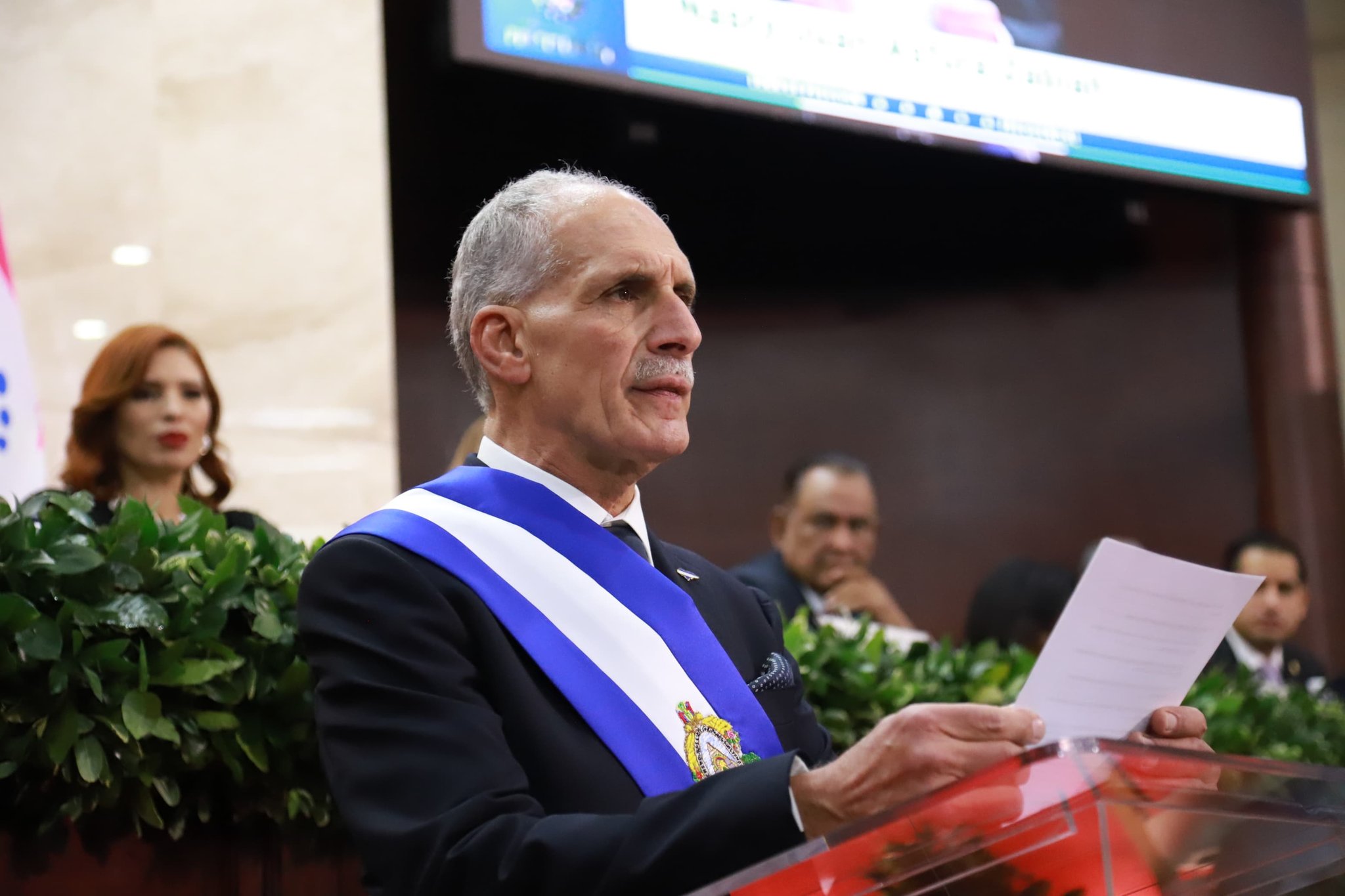 Presidente Arévalo saluda a Nasry Asfura tras asumir como mandatario de Honduras