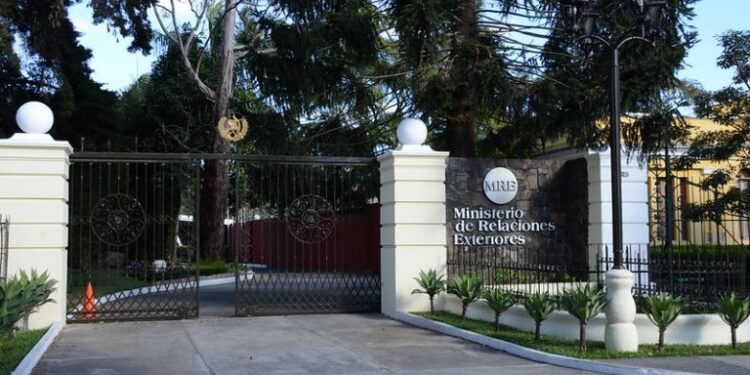 Minex brinda asistencia a connacionales afectados por operativo migratorio en Los Ángeles