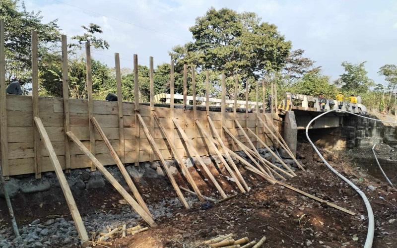 Covial refuerza puente Cantel para prevenir socavamientos en época de lluvia