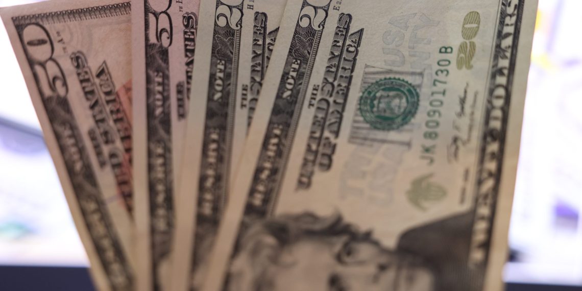 Salario mínimo en Latinoamérica promedia los 400 dólares, con fuertes brechas entre países