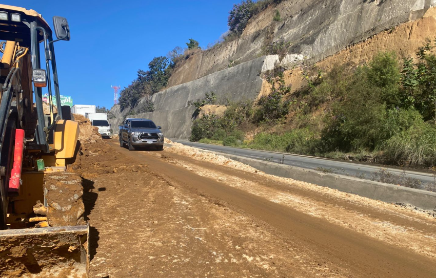 Se libera el paso en un carril del libramiento de Chimaltenango