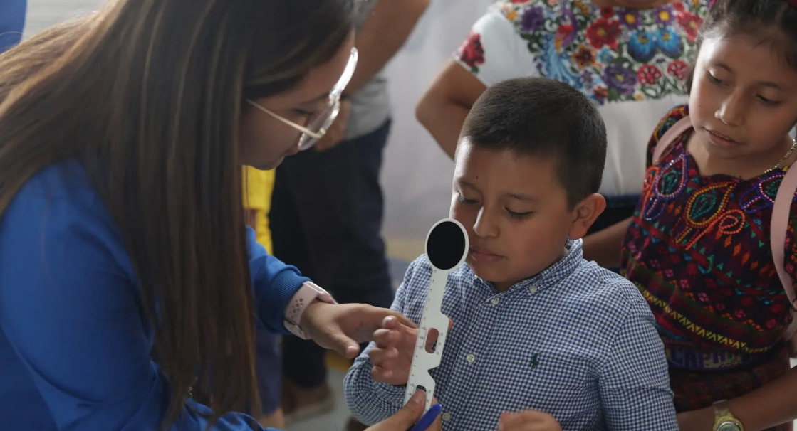La detección temprana de problemas visuales es clave para el aprendizaje y desarrollo infantil