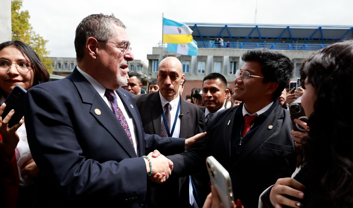 Jóvenes agradecen diálogo abierto con el presidente Bernardo Arévalo