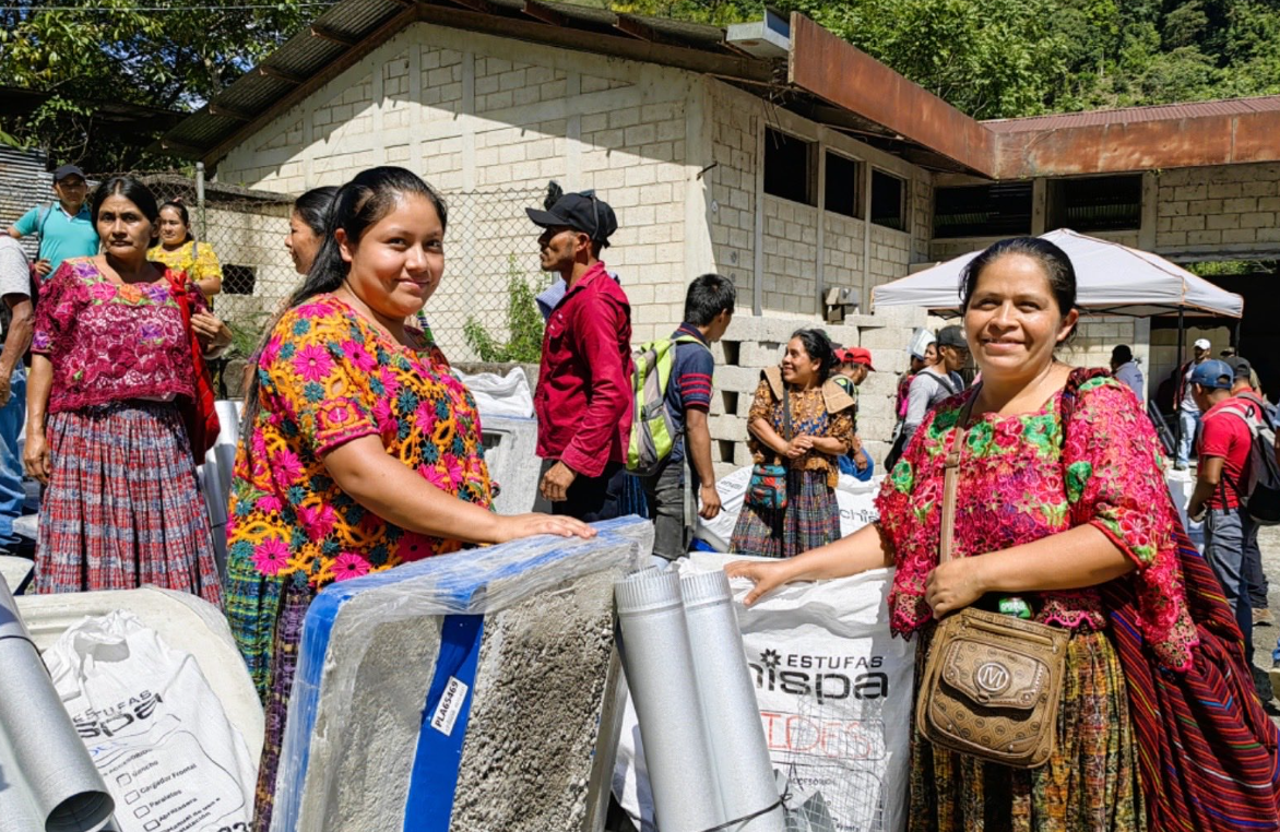 Mano a Mano entrega estufas mejoradas en Lanquín, Alta Verapaz