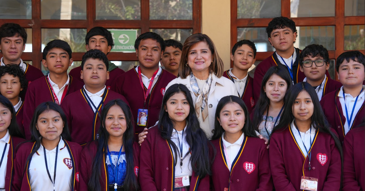 Vicepresidencia impulsa vocaciones científicas con entrega de kits STEM en Uspantán