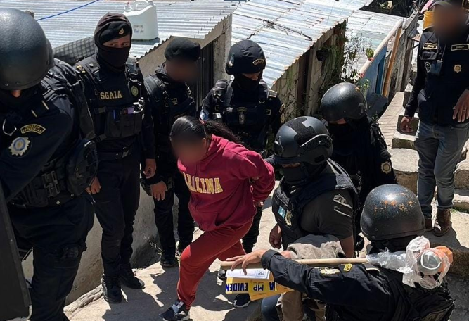 Capturan a mujer y remiten a su hijo adolescente durante operativo contra el “Barrio 18”