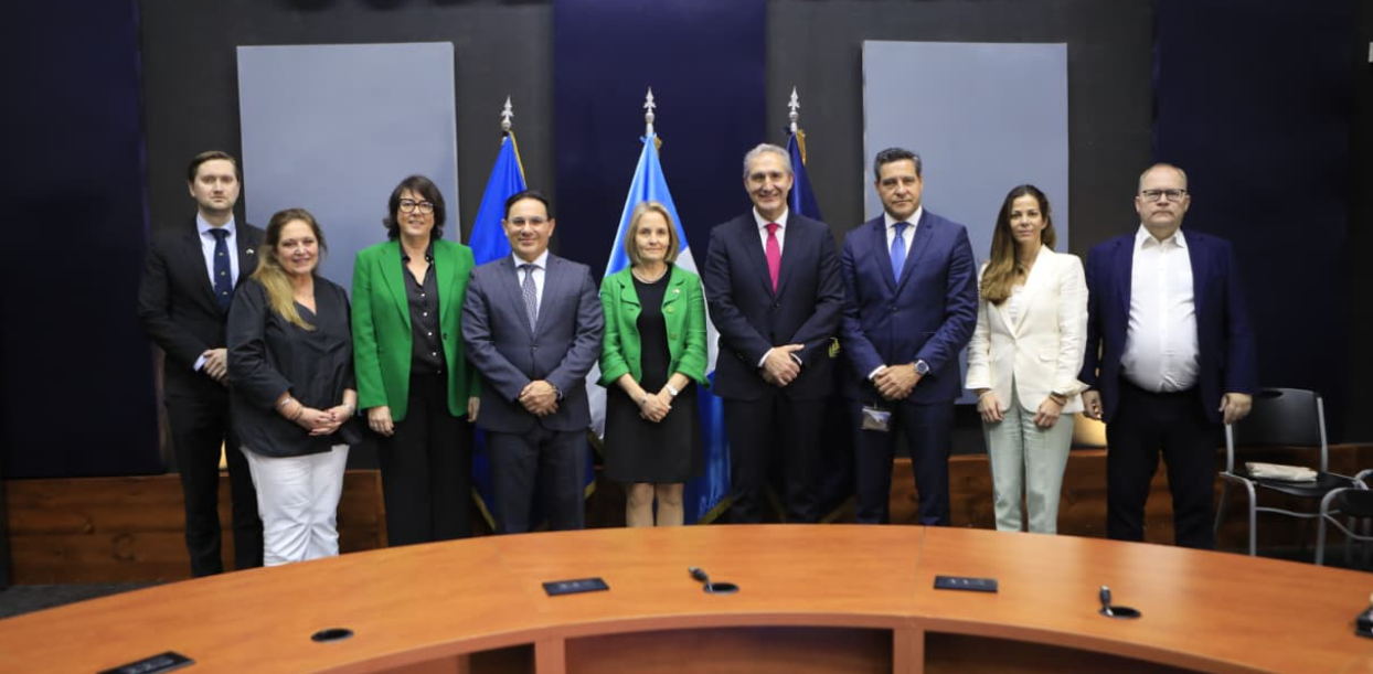 Ministro de Gobernación sostiene encuentro con delegación del Parlamento Europeo
