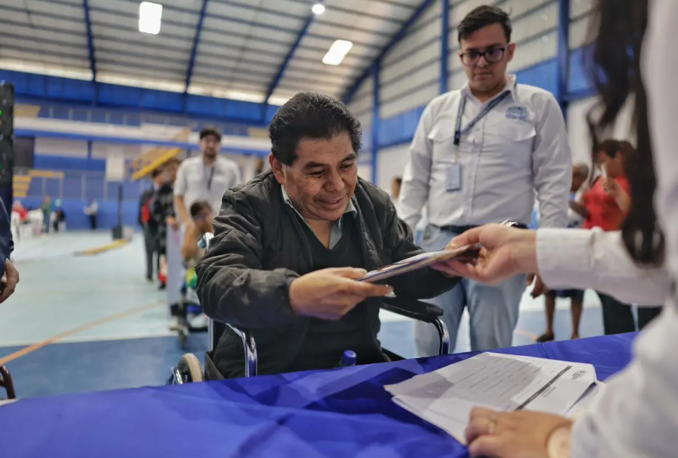 Más de 2 mil 400 personas se benefician con la entrega de 426 escrituras de sus viviendas