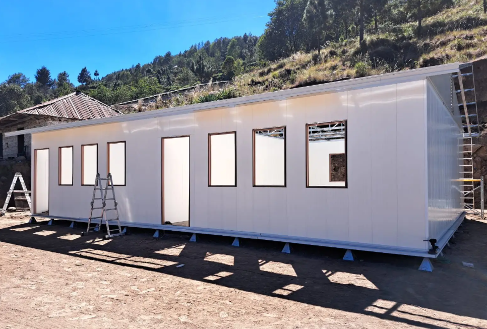 UCEE fortalece la infraestructura educativa en San Marcos con instalación de módulos prefabricados