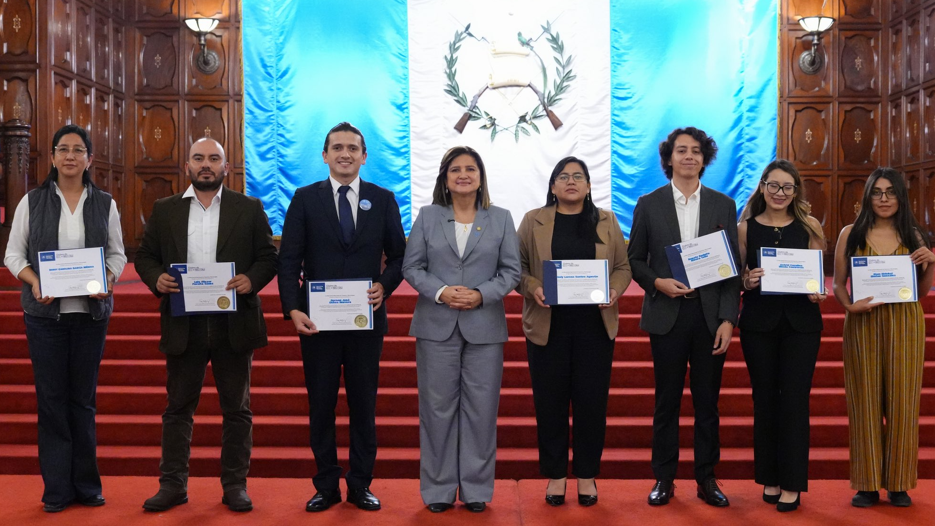 Vicepresidenta entrega reconocimientos a madrinas, padrinos y aliados de los clubes de ciencias