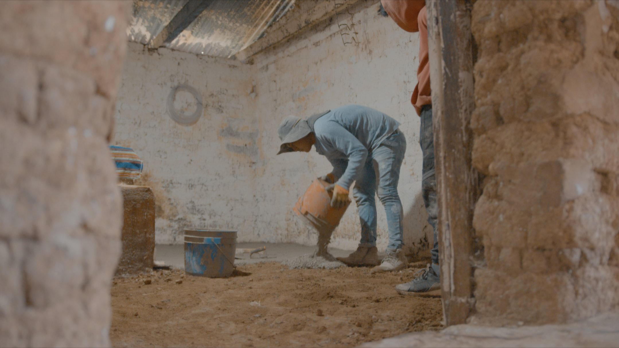 Familias vulnerables de Jocotán reciben más de 11 mil sacos de concreto para mejorar sus viviendas