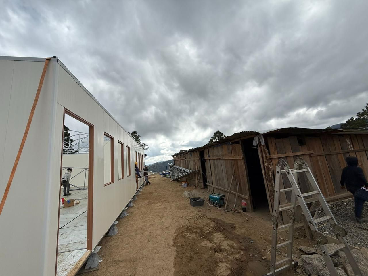 La UCEE avanza en la instalación de módulo prefabricado en Baja Verapaz