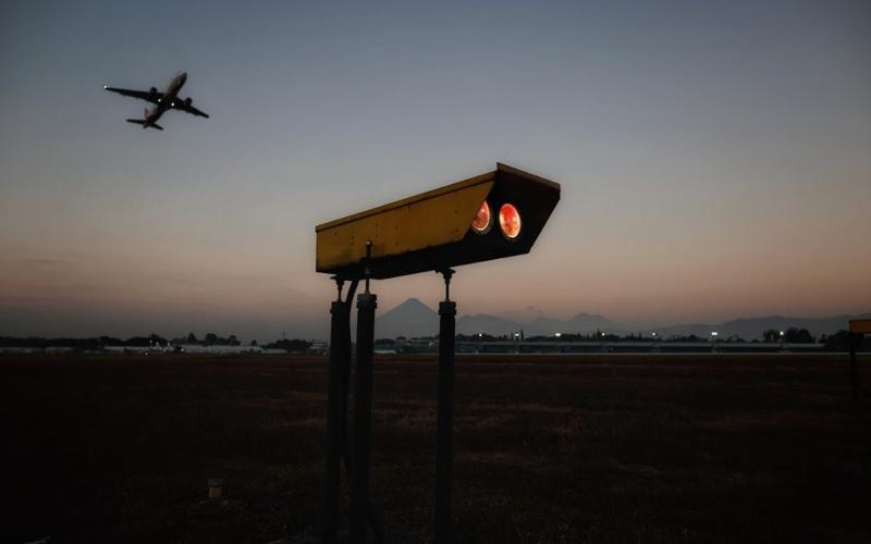 El aeropuerto La Aurora mejora la seguridad operacional con la verificación y certificación de luces PAPI