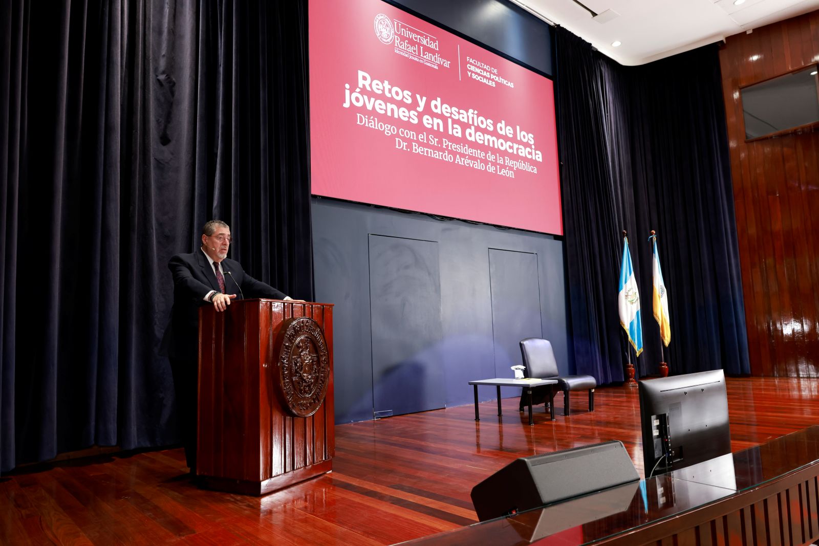Presidente Arévalo dialoga sobre retos y desafíos de los jóvenes en la democracia