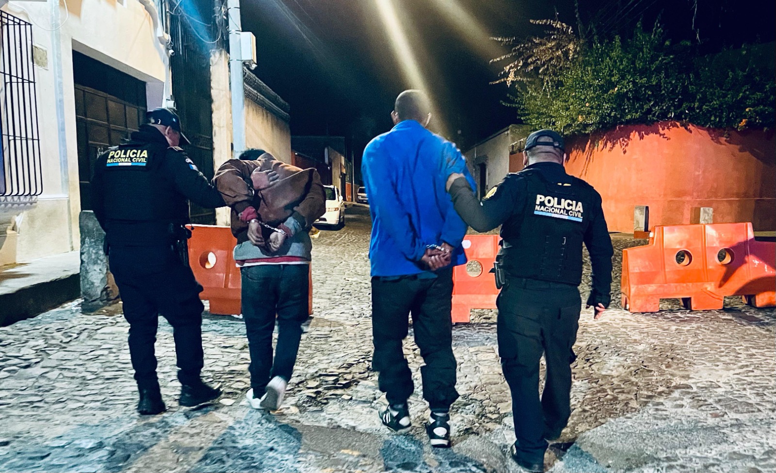 PNC captura a presuntos saqueadores de vehículos en Antigua Guatemala
