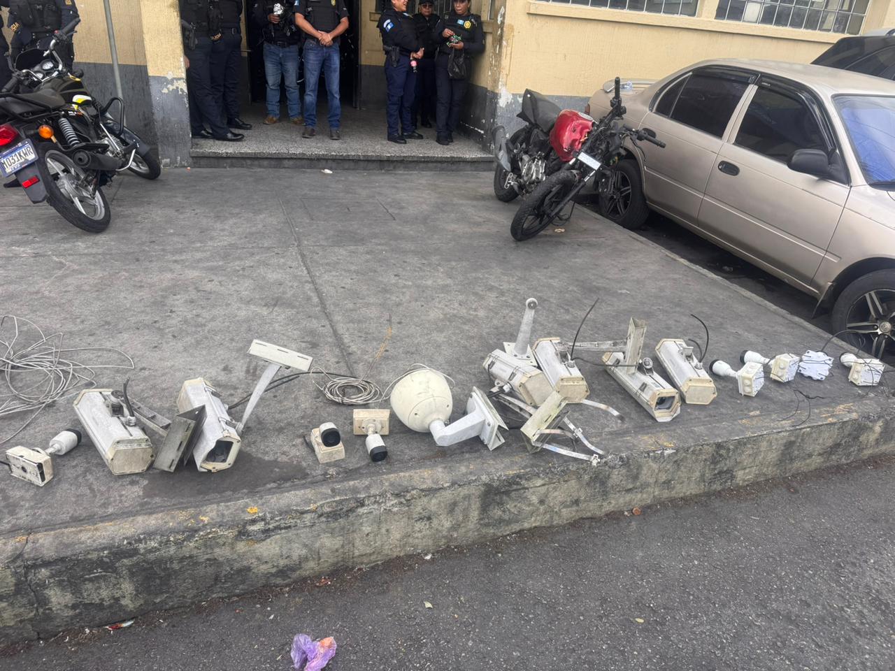 PNC se adentra en colonias de zona 7 y retira 14 cámaras clandestinas