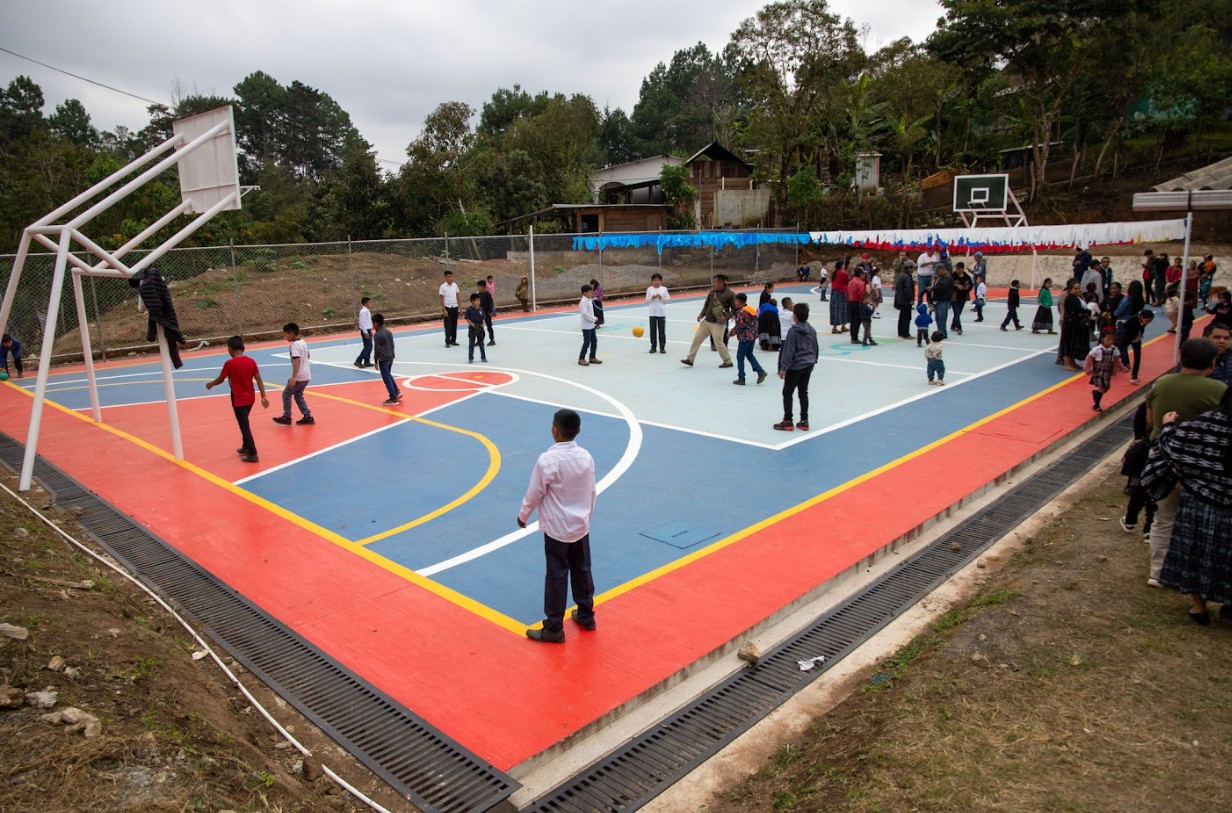 Inauguran cancha deportiva en la Escuela de Chahilpec, San Pedro Carchá
