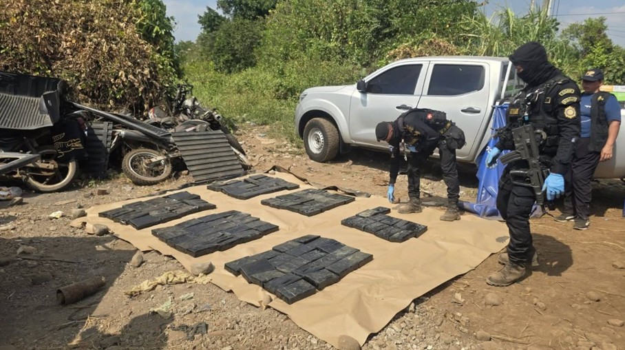 Agentes antinarcóticos de la PNC ubican 111 paquetes con posible droga en Retalhuleu