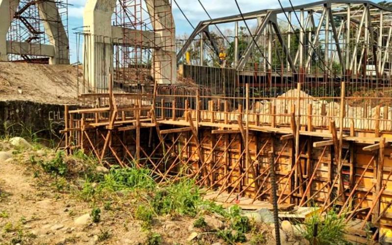 Puente paralelo Nahualate avanza con la fundición del estribo de entrada
