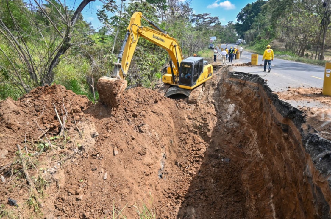 Covial ejecuta trabajos de emergencia en socavón de la ruta CA2, El Asintal, Retalhuleu