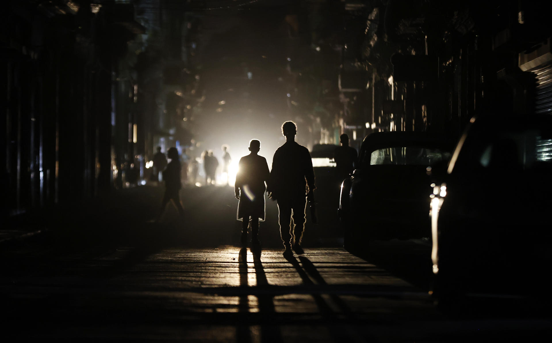 Cuba, tras más de 16 horas en apagón total, da primeros pasos para recuperar la luz