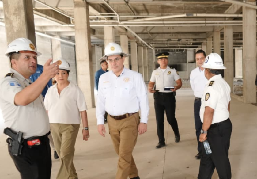 Eri solinem chajinik pa le Comisaría 15 are kub’an utzilal chi ke e 800 chi winaqilal ri’ / Supervisan avances de la Comisaría 15 que beneficiará a más de 800 mil habitantes