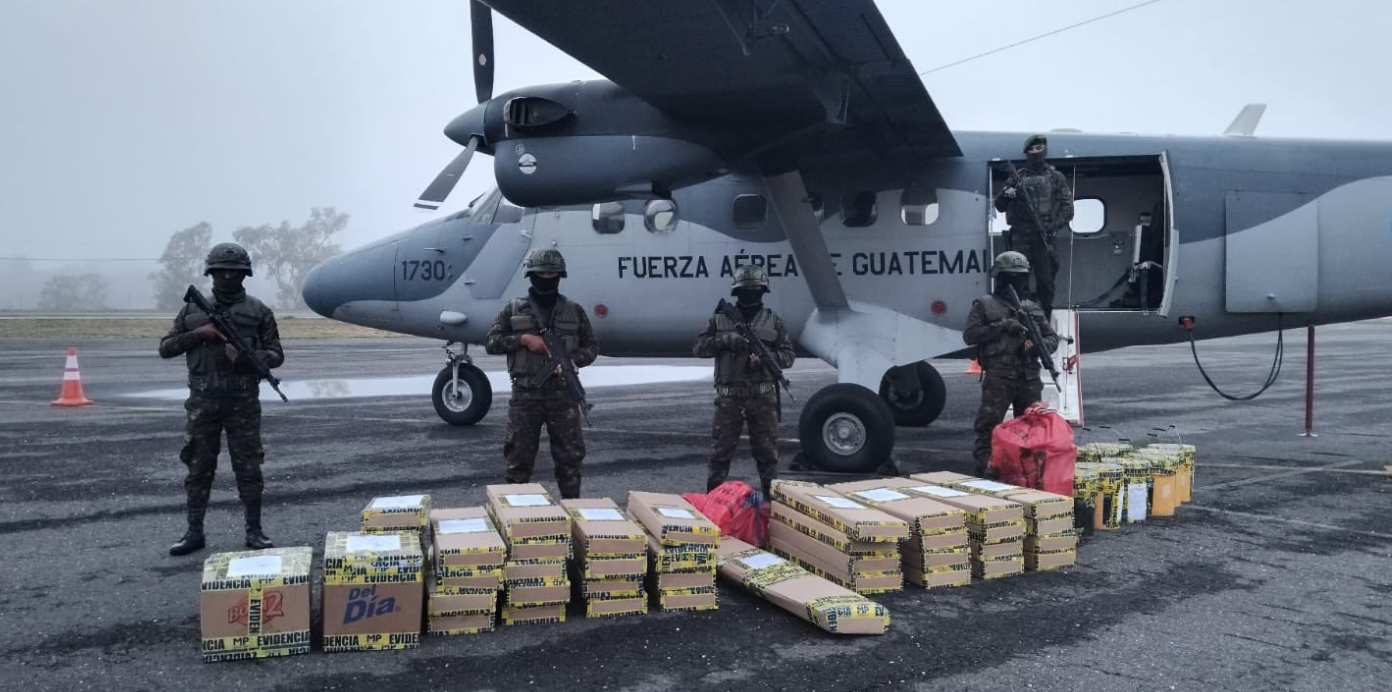 Ejército efectúa traslado aéreo de armamento incautado en Huehuetenango