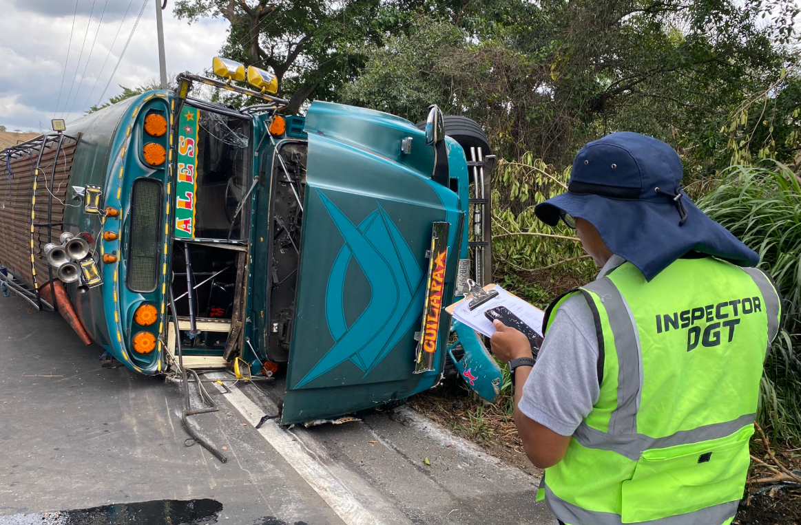 DGT multa con más de 20 mil quetzales a bus involucrado en accidente en el kilómetro 39 de la ruta a El Salvador